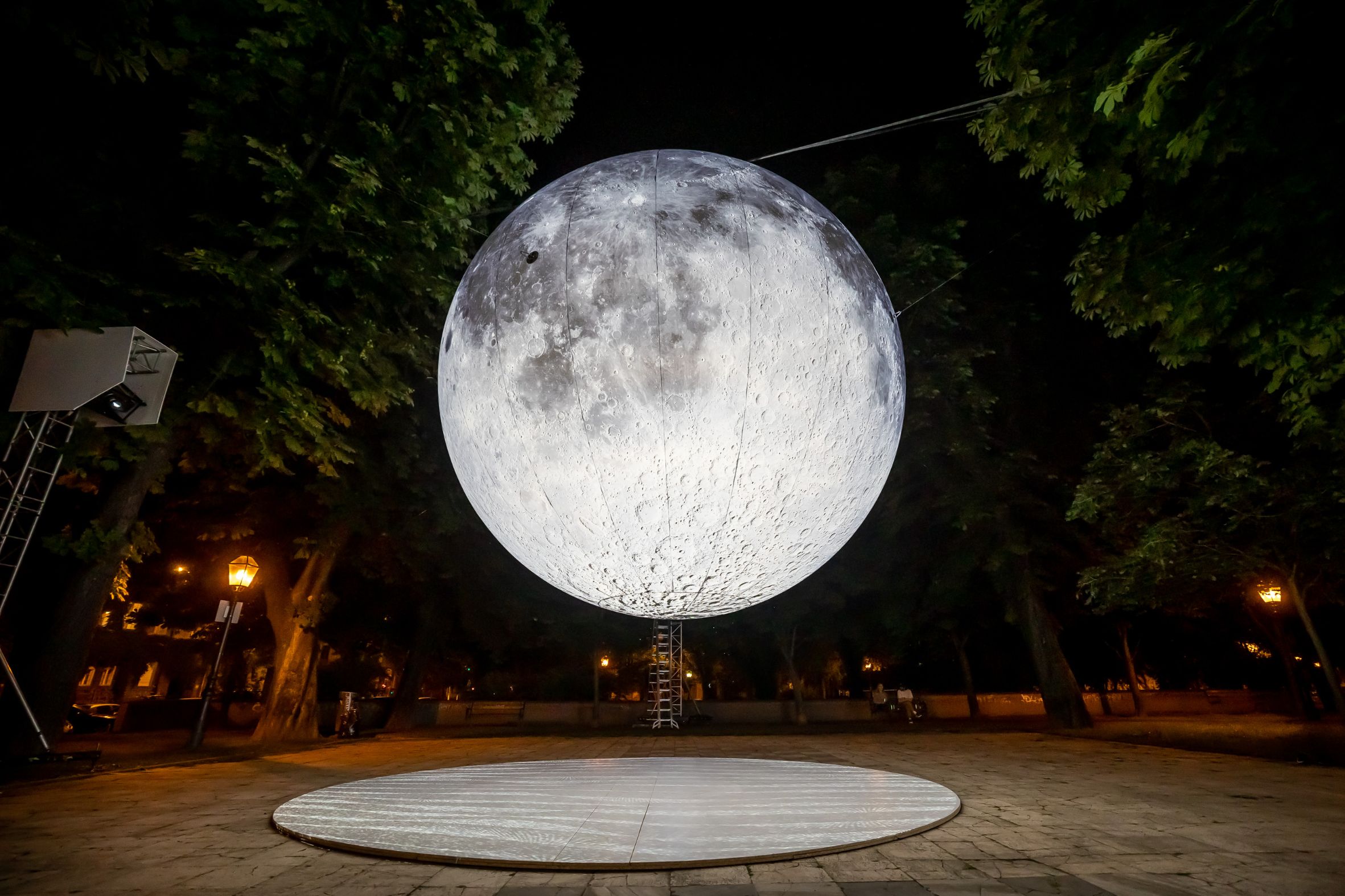 Touch the Moon instalacija Mažuranićev trg