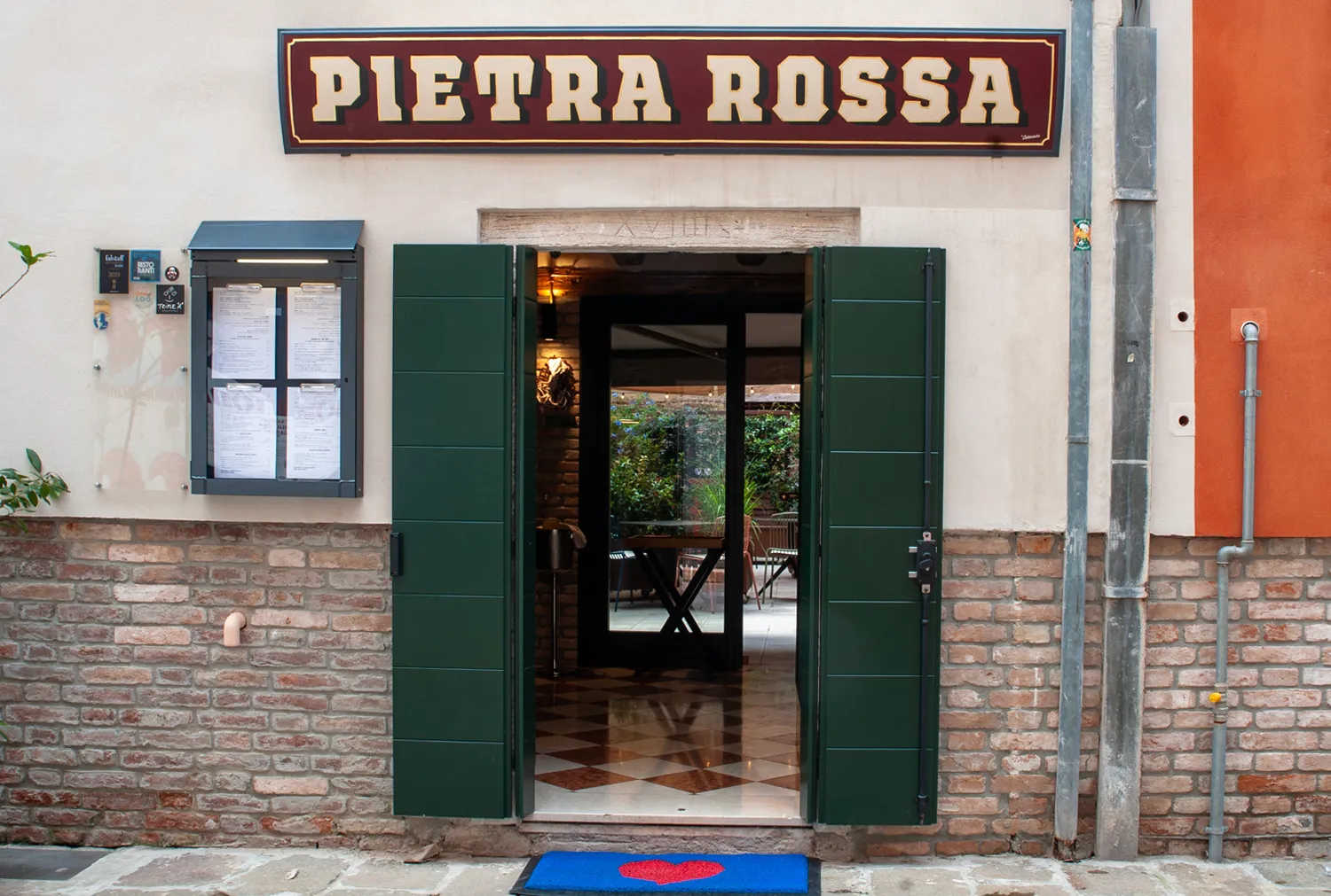 restorani u Veneciji, preporuke, preporuka, savjeti, iskustva, gdje pojesti, ručak, večera, adrese, lokacije, adresa, lokacija, gdje se najbolje jede, jelovnik, cijene jela, pića, aperol spritz, tjestenina, Venecija, Pietra Rossa