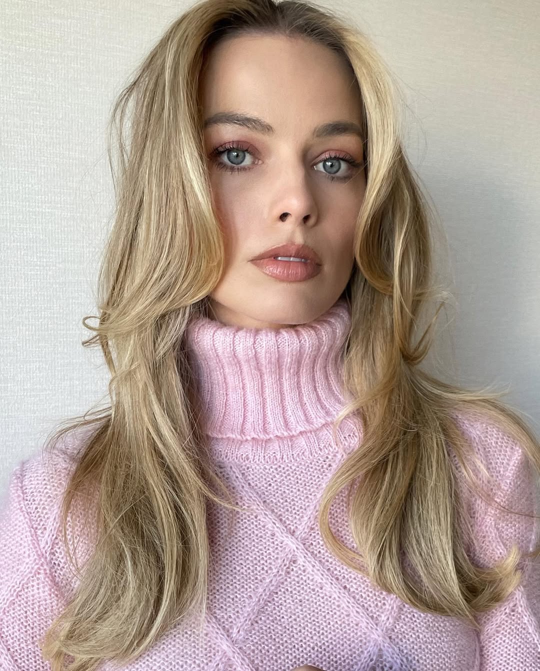 suede blonde, boja kose za zimu 2025., boja kose za zimu, frizure za zimu 2025, frizure za 2026.