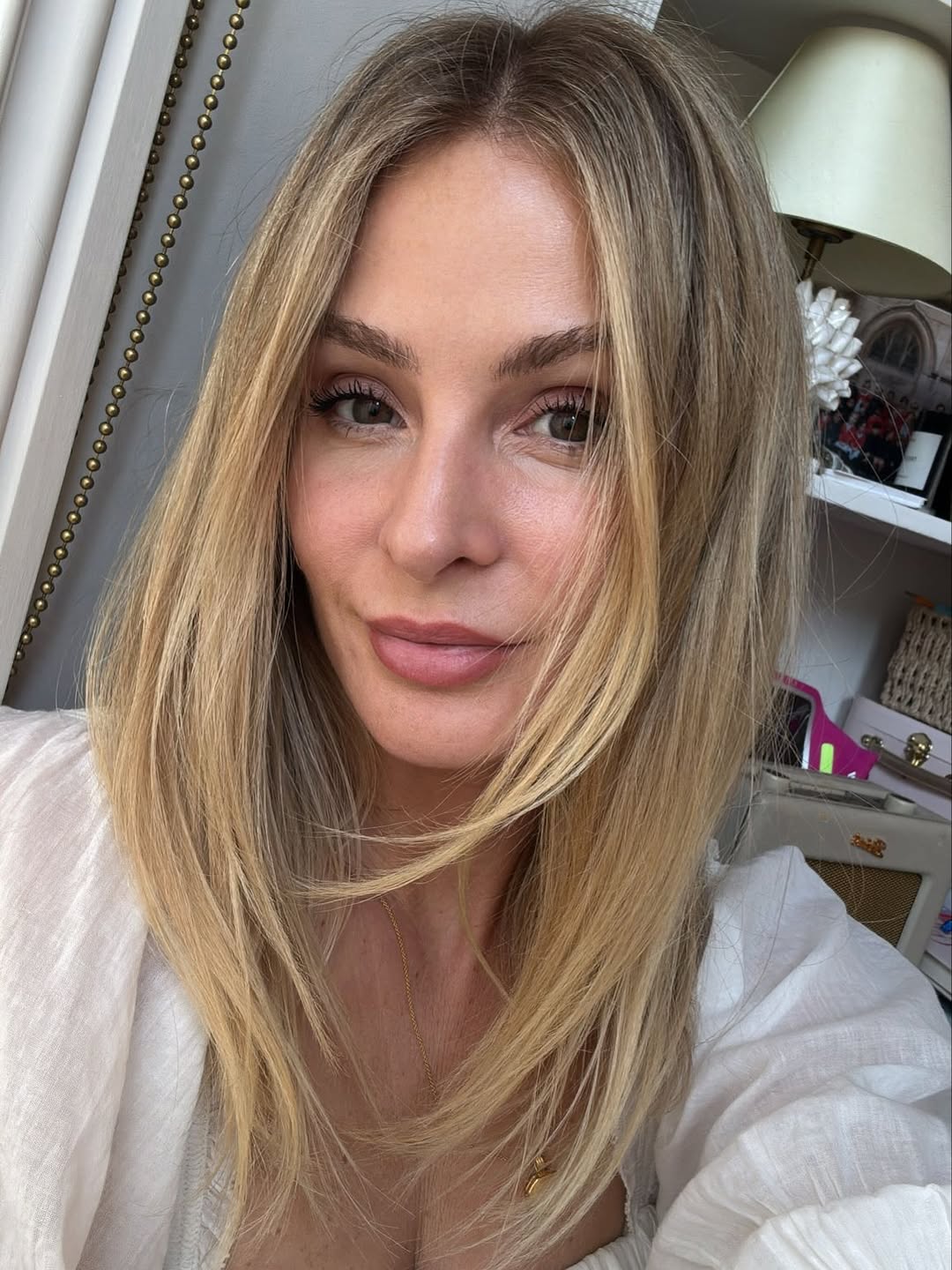 suede blonde, boja kose za zimu 2025., boja kose za zimu, frizure za zimu 2025, frizure za 2026.